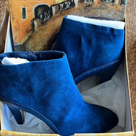 Elegant Blue Women's Ankle Boots - Picture 1 of 3